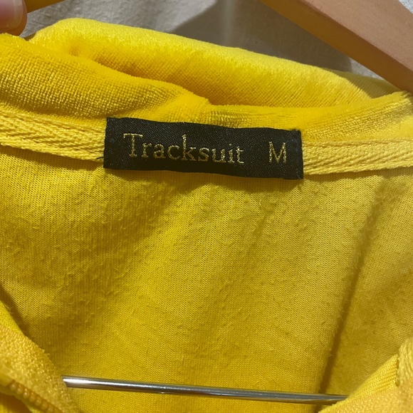 YELLOW VELVET Jogging suit.  Woman, Size Medium.  Soft and stretchy.  So comfy! - Picture 13 of 16